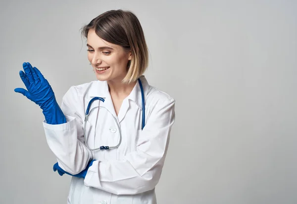 Kvinnlig läkare med stetoskop känslor behandling — Stockfoto