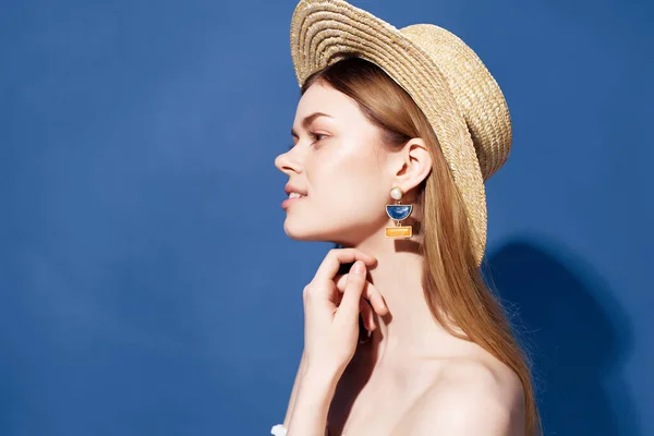 Attraktiv kvinna charmig look exotisk glamour blå bakgrund — Stockfoto