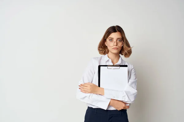 Επιχειρηματίας γυναίκα σε λευκό πουκάμισο έγγραφα εργασίας φως φόντο — Φωτογραφία Αρχείου