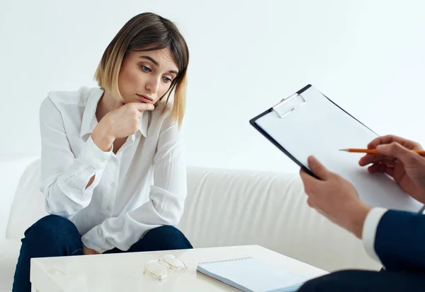 Vrouw zitten aan de receptie bij de psycholoog problemen stress — Stockfoto