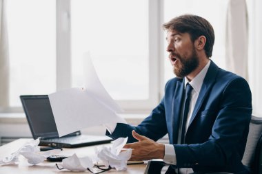 Ofis duyguları memnuniyetsizlik teknolojilerinde bir dizüstü bilgisayar için çalışan yönetici.