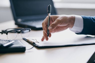 Ofis duygularında bir dizüstü bilgisayar için çalışan yönetici.