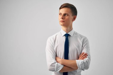 Kravatlı, ofis yöneticisi profesyonel işi olan neşeli iş adamı.