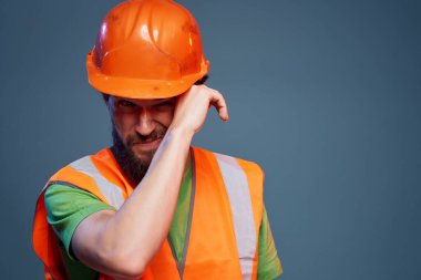 Turuncu başlıklı adam kafa endüstrisinde tecrit edilmiş arka plan
