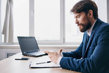 Ofis duyguları teknolojilerinde bir dizüstü bilgisayar için çalışan işadamları