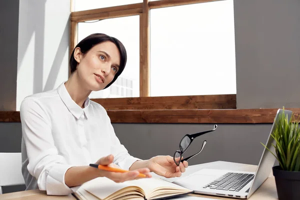 Femme d'affaires au bureau avec des lunettes confiance en soi fond isolé — Photo