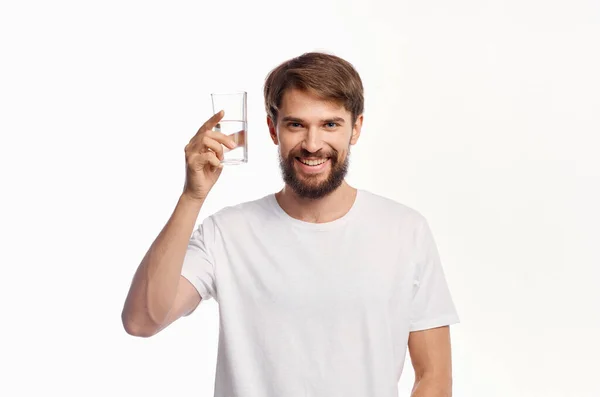 Homem em branco t-shirt cuidados de saúde luz fundo — Fotografia de Stock