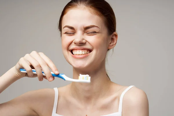 Mujer alegre cepillo de dientes higiene pasta de dientes — Foto de Stock