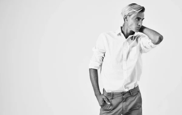 Mężczyzna w białej koszuli gesty z rękami emocje nowoczesny styl lekkie tło — Zdjęcie stockowe