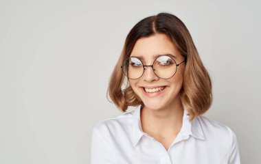 Gözlüklü kadın yönetici yaşam tarzı izole edilmiş arka plan