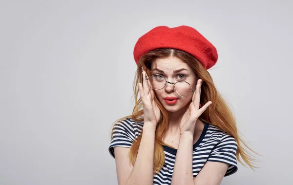 Francese in una t-shirt a righe labbra rosse gesto con le mani stile di vita — Foto Stock