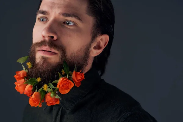 ハンサムな男のヘアスタイルの花の感情暗い背景 — ストック写真
