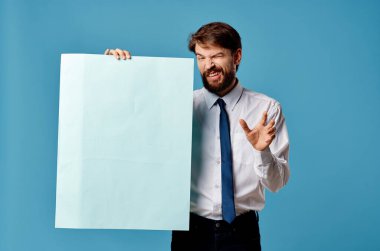 Mavi maket posterli neşeli adam fotokopi-uzay yakın çekim işareti