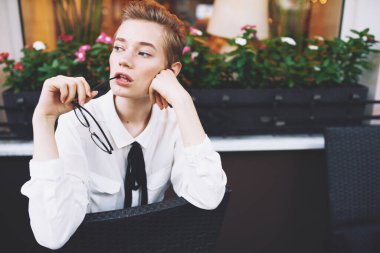 Elinde bir kitapla gezen bir öğrenci. Temiz havada yürüyor.