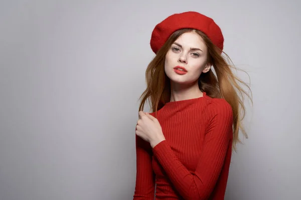 Vrolijk vrouw met een rode pet op zijn hoofd glamour geïsoleerde achtergrond — Stockfoto