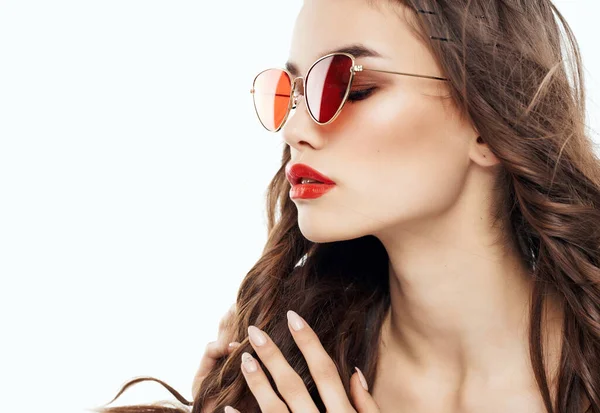 Vacker brunett bär solglasögon glamour lyx mode poserar — Stockfoto