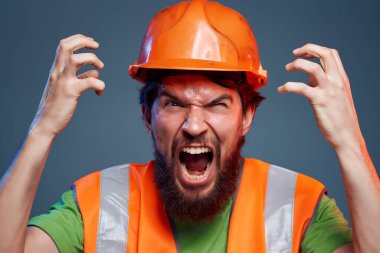 Turuncu başlıklı adam kafa endüstrisinde tecrit edilmiş arka plan