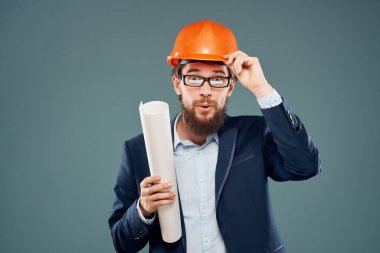 Kafasında turuncu adam miğferi Stüdyo el hareketi