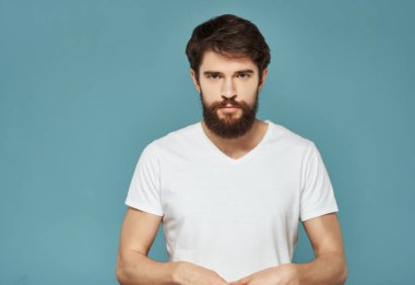 Beyaz tişörtlü sakallı adam yakın plan poz veriyor. Yüksek kalite fotoğraf