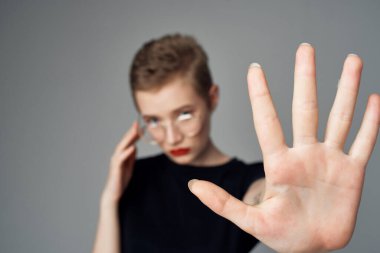 Güzel kadın kısa saç, kırmızı dudaklar modern görünüm.