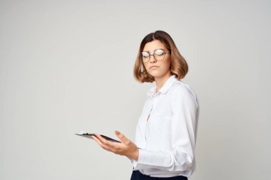 Ofiste poz veren kadın yaşam tarzı izole edilmiş arka plan