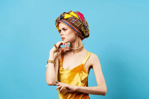 Vacker Kvinna Flerfärgad Turban Poserar Blå Bakgrund Högkvalitativt Foto — Stockfoto