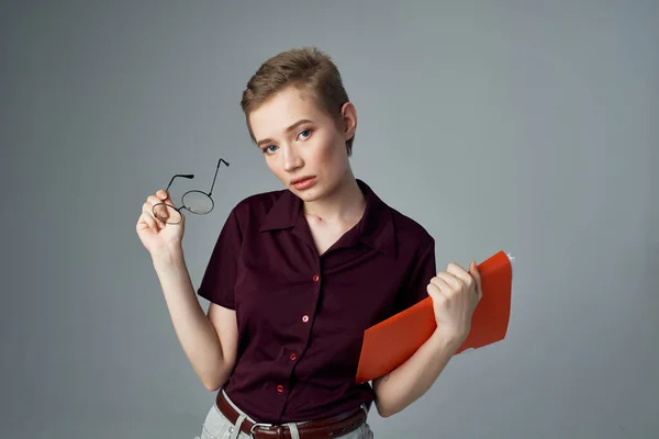 Gözlüklü Kadın Öğrenci Elinde Belgeler Tutuyor — Stok fotoğraf