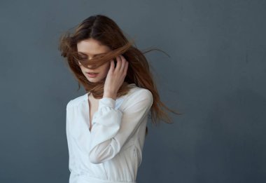Beyaz elbiseli kadın izole bir arka planda poz veriyor. Yüksek kalite fotoğraf