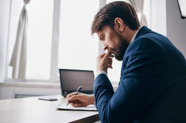 Ofisteki işadamı çalışıyor. Yüksek kalite fotoğraf