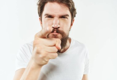 Beyaz tişörtlü duygusal adam arka planı işaret ediyor. Yüksek kalite fotoğraf