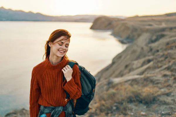 Mujer Alegre Turista Caminando Aire Libre Foto Alta Calidad — Foto de Stock