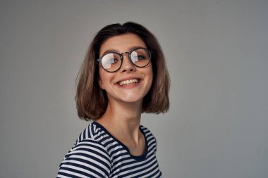 Şık giyinen güzel bir kadın. Arka planda hafif bir yaşam tarzı.