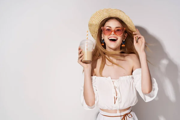 Mujer Bonita Sosteniendo Vaso Con Una Bebida Mano Sobre Fondo —  Fotos de Stock