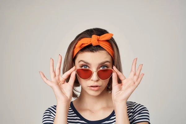 Donna con fascia arancione indossando occhiali da sole moda stile moderno — Foto Stock