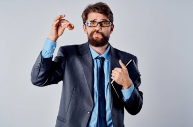 Şifreli para birimi Bitcoin elektronik cüzdanı olan erkek finansör. Kriptografi finansmanı.