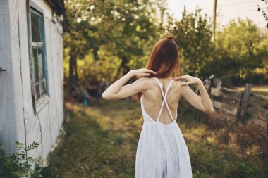 Güzel kadın. Köye doğru yürü.