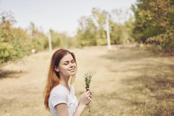 Hübsche Frau mit Blumen Sonnenfreiheitsreise — Stockfoto