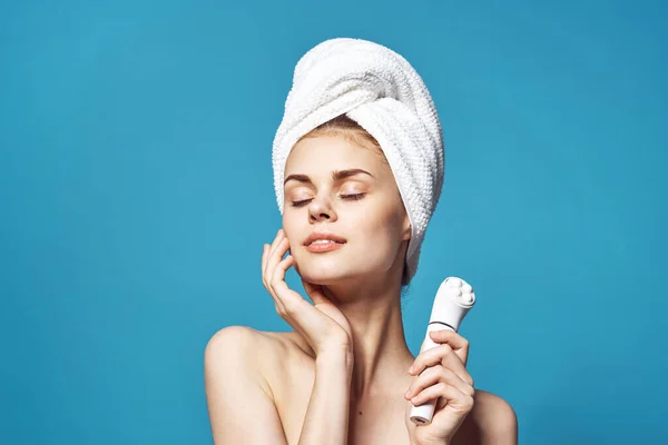 Vacker kvinna med en handduk på huvudet massager i händerna hudvård — Stockfoto