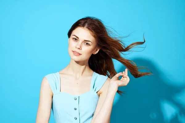 Bella donna in un abito blu posa Studio modello divertente — Foto Stock