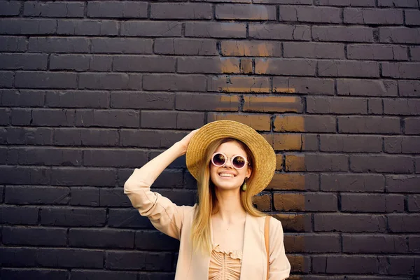 Pretty woman outdoor walk fashion summer black brick wall — Stock Photo, Image