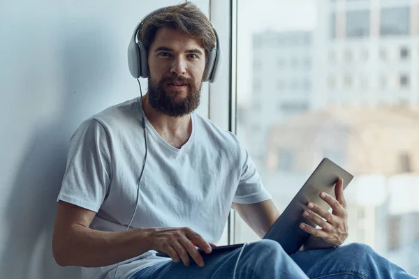 Homme avec écouteurs écoutant des technologies musicales — Photo