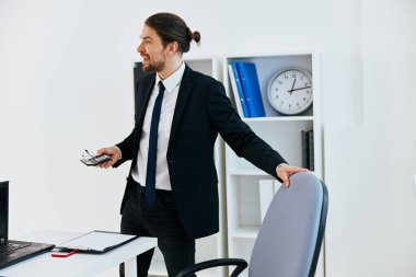 Belge yaşam tarzıyla ofiste bir işadamı