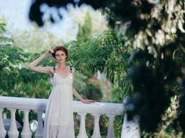 Güzel kadın mitoloji parkı yeşil yaprakları