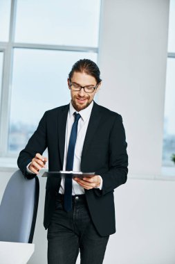 Erkek müdür telefon teknolojisiyle el iletişimi belgesi hazırlıyor