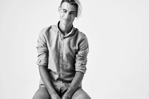 Hombre alegre en camisa posando estilo de vida estudio foto en blanco y negro — Foto de Stock