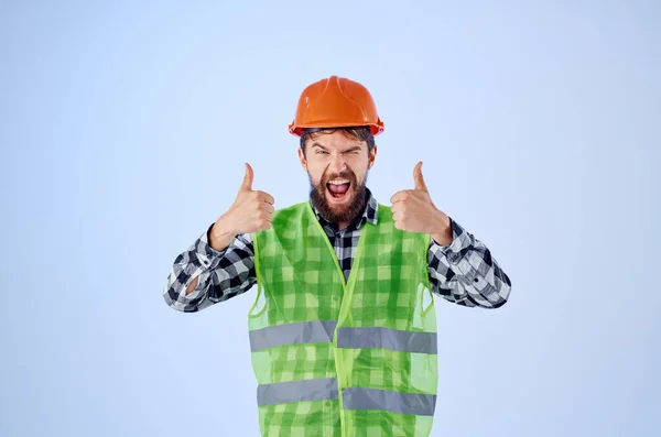 Uomo barbuto in arancio costruzione cappello duro professionale sfondo isolato — Foto Stock