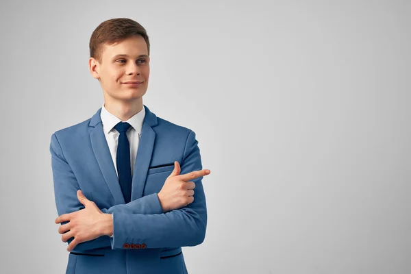 Man met een jas in een stropdas uitvoerend succes bijgesneden uitzicht — Stockfoto