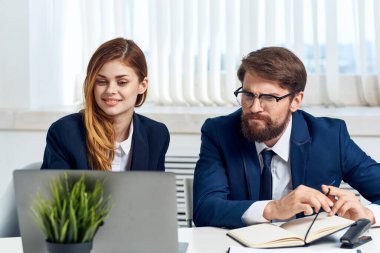 Meslektaşlar dizüstü bilgisayar profesyonelleri teknolojisi önünde birlikte çalışırlar.