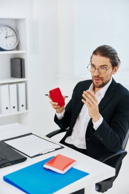 Müdür belgeleri ofis dizüstü bilgisayarları ile çalışıyor