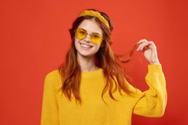 Sarı kazaklı kadın, modern moda hipster tarzıyla.